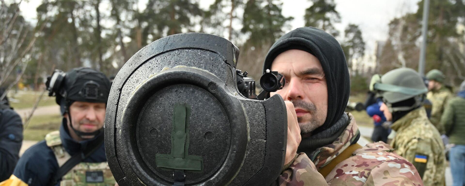 Binh sĩ Ukraina kiểm tra vũ khí mới, bao gồm hệ thống chống tăng NLAW và các loại súng phóng lựu chống tăng khác, ở Kiev - Sputnik Việt Nam, 1920, 14.05.2022