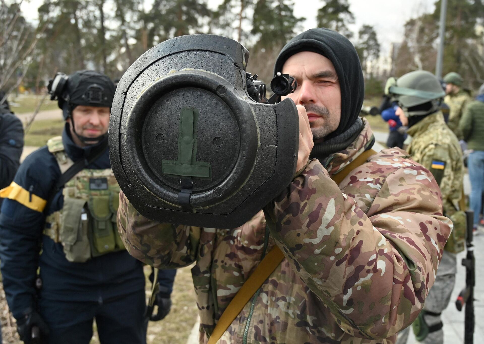 Binh sĩ Ukraina kiểm tra vũ khí mới, bao gồm hệ thống chống tăng NLAW và các loại súng phóng lựu chống tăng khác, ở Kiev - Sputnik Việt Nam, 1920, 19.05.2022