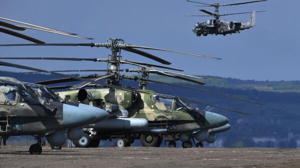 Trực thăng tấn công Ka-52 của Lực lượng Hàng không Vũ trụ Nga tham gia chiến dịch quân sự đặc biệt ở hướng Kharkov, tại một sân bay dã chiến - Sputnik Việt Nam