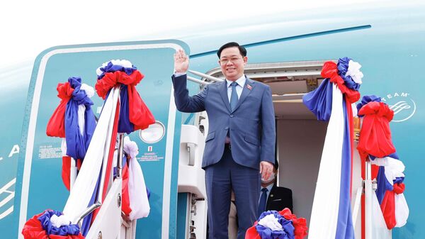 Chủ tịch Quốc hội Vương Đình Huệ tại sân bay quốc tế Wattay ở Thủ đô Vientiane. - Sputnik Việt Nam