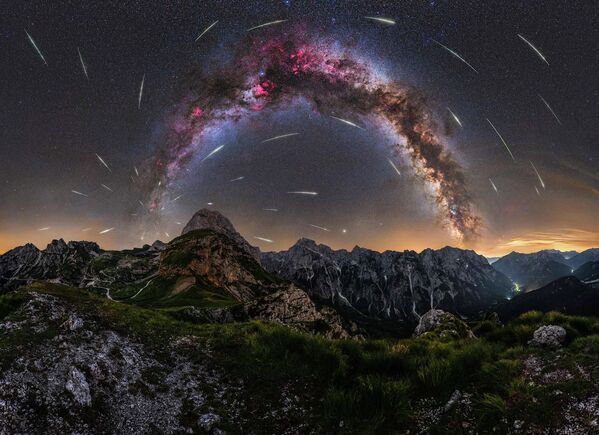 Bức ảnh Perseid meteor shower on Mangart saddle của nhiếp ảnh gia Slovenia Uroš Fink, lọt Top 25 ảnh xuất sắc nhất trong cuộc thi &quot;2022 Milky Way photographer of the year&quot; - Sputnik Việt Nam