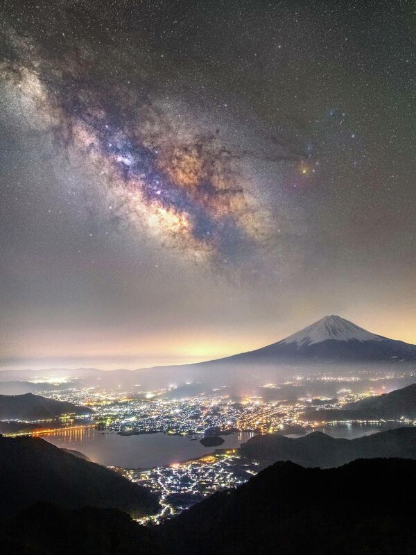 Bức ảnh Mt. Fuji and the Milky Way over Lake Kawaguchi của nhiếp ảnh gia Nhật Bản Takemochi Yuki, lọt Top 25 ảnh xuất sắc nhất trong cuộc thi &quot;2022 Milky Way photographer of the year&quot; - Sputnik Việt Nam