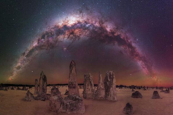 Bức ảnh The Milky Way arching over The Pinnacles Desert của nhiếp ảnh gia Úc Trevor Dobson, lọt Top 25 ảnh xuất sắc nhất trong cuộc thi &quot;2022 Milky Way photographer of the year&quot; - Sputnik Việt Nam