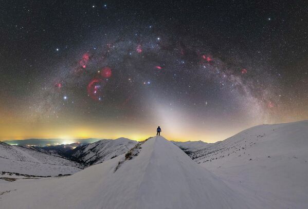 Bức ảnh Winter sky over the mountains của nhiếp ảnh gia Slovakia Tomáš Slovinský, lọt Top 25 ảnh xuất sắc nhất trong của cuộc thi &quot;2022 Milky Way photographer of the year&quot; - Sputnik Việt Nam
