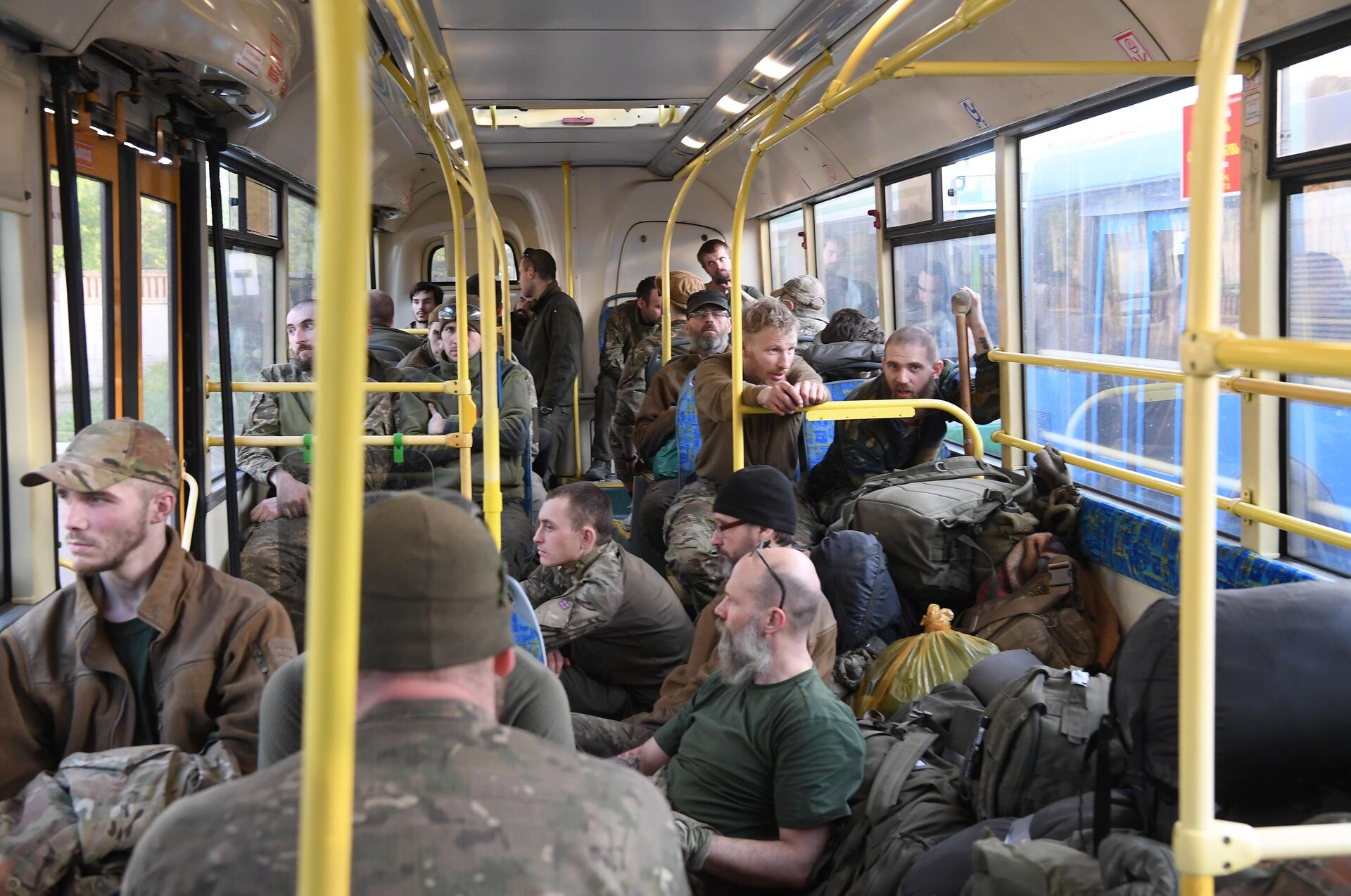Các quân nhân Ukraina và chiến binh của tiểu đoàn dân tộc chủ nghĩa Azov đã đầu hàng được chở đi trên xe buýt rời khỏi lãnh thổ của nhà máy Azovstal ở Mariupol. - Sputnik Việt Nam, 1920, 20.05.2022