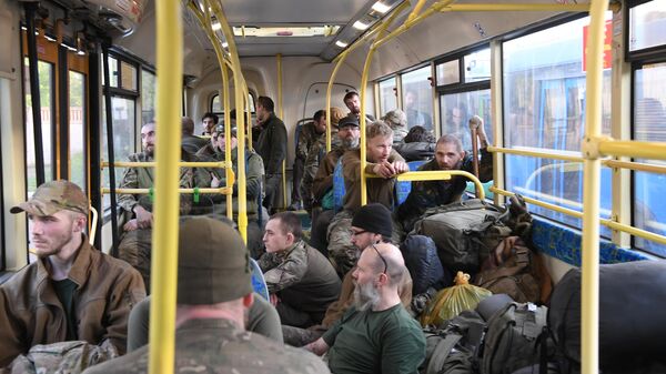Các quân nhân Ukraina và chiến binh của tiểu đoàn dân tộc chủ nghĩa Azov đã đầu hàng được chở đi trên xe buýt rời khỏi lãnh thổ của nhà máy Azovstal ở Mariupol. - Sputnik Việt Nam