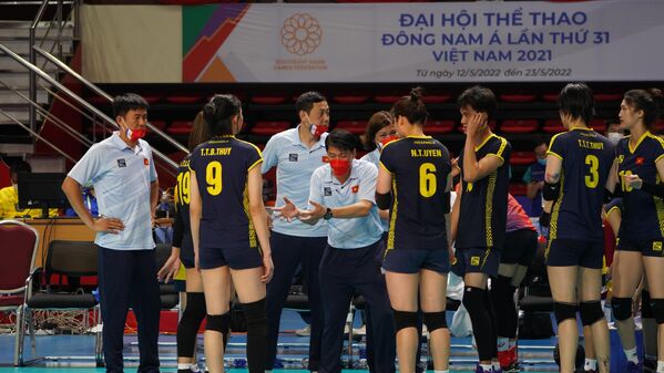 HLV ĐT bóng chuyền nữ Việt Nam hội ý với các vận động viên  - Sputnik Việt Nam