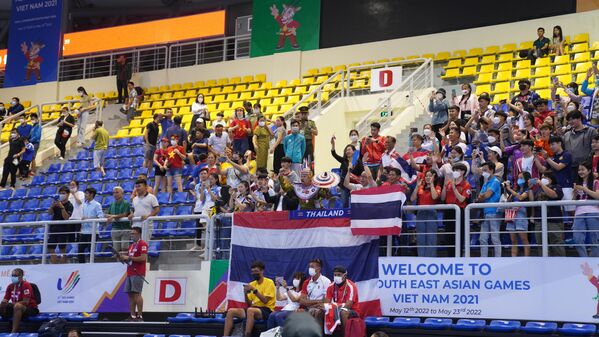Các cổ động viên Việt Nam và Thái Lan tới cổ vũ cho đội tuyển bóng chuyền nữ của mình - Sputnik Việt Nam