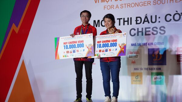 Vợ chồng kỳ thủ Nguyễn Ngọc Trường Sơn và Phạm Lê Thảo Nguyên nhận phần thưởng của BTC - Sputnik Việt Nam