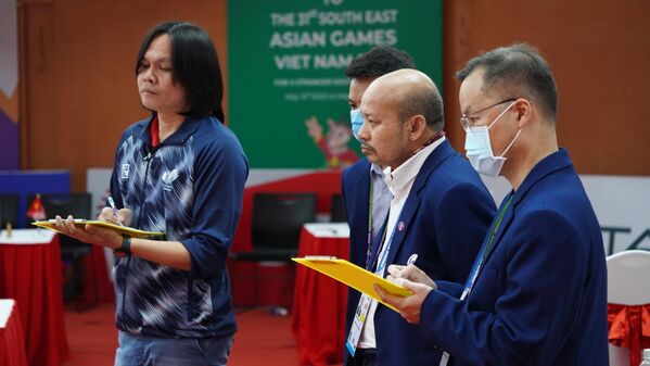 Các trọng tài chăm chú theo sát loạt đấu của các kỳ thủ  - Sputnik Việt Nam