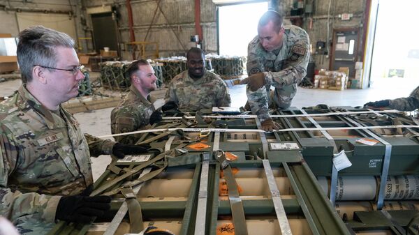 Chất hàng đạn dược để chuyển cho Ukraina tại Căn cứ Không quân Dover - Sputnik Việt Nam
