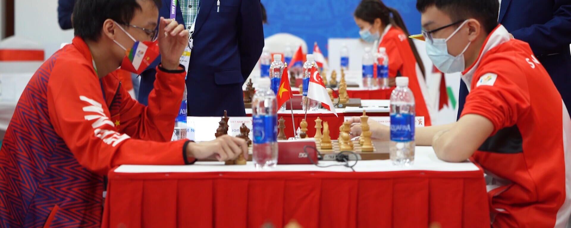 Khoảnh khắc đặc biệt hiếm có của 2 vợ chồng kỳ thủ cờ vua khi cùng giành HCV trong trận chung kết SEA Games 31  - Sputnik Việt Nam, 1920, 20.05.2022