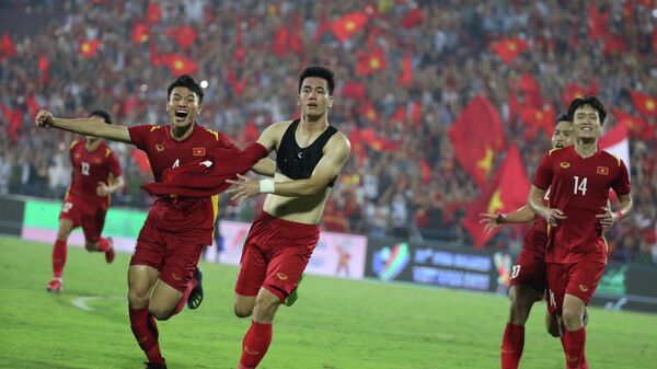 Ở phút thứ 111, tiền đạo Tiến Linh đánh đầu hiểm hóc ghi bàn thắng duy nhất của trận đấu. - Sputnik Việt Nam