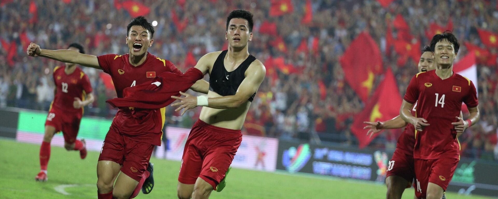 Ở phút thứ 111, tiền đạo Tiến Linh đánh đầu hiểm hóc ghi bàn thắng duy nhất của trận đấu. - Sputnik Việt Nam, 1920, 20.05.2022