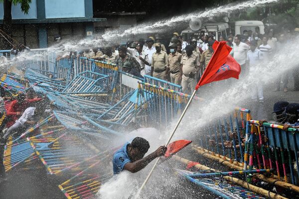 Cảnh sát sử dụng vòi rồng để giải tán người biểu tình phản đối ở Calcutta - Sputnik Việt Nam