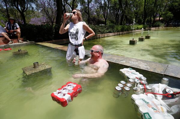 Cổ động viên uống bia lúc giải nhiệt dưới nước ở trung tâm thành phố Seville, Tây Ban Nha - Sputnik Việt Nam