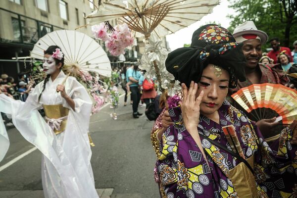 Các vũ công từ Học viện Kimono New York trong cuộc diễu hành tôn vinh Ngày Nhật Bản ở New York - Sputnik Việt Nam