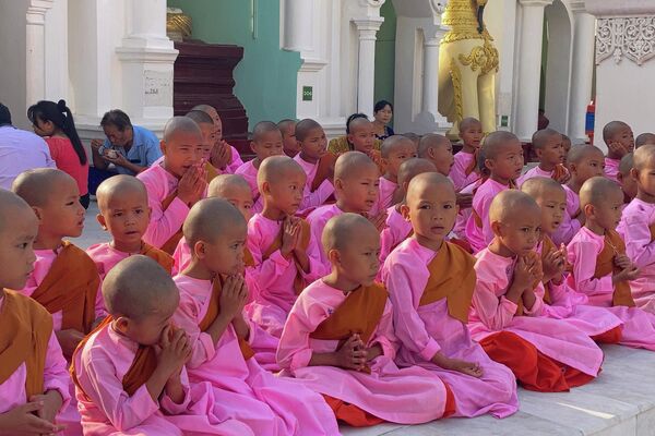 Tăng lữ cầu kinh trong Lễ Phật đản, ở Yangon, Myanmar - Sputnik Việt Nam