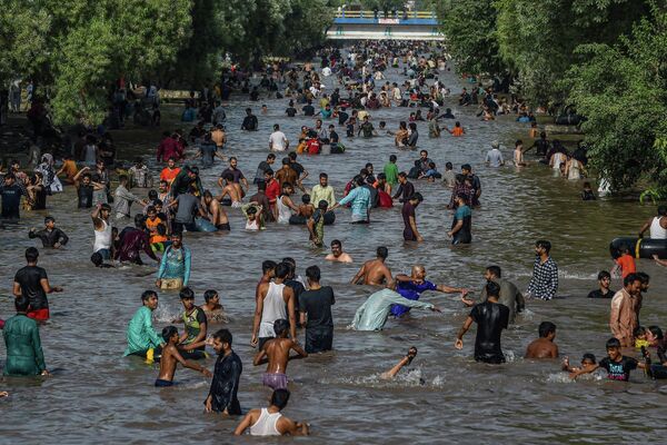 Tắm mát dưới kênh trong ngày hè nóng nực ở Lahore, Ấn Độ - Sputnik Việt Nam
