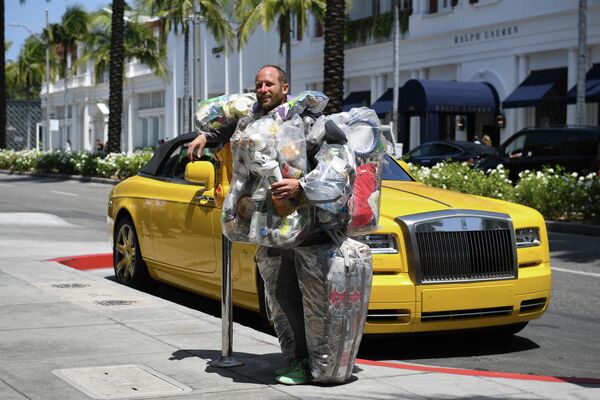 Nhà hoạt động môi trường Rob Greenfield đi dạo qua Beverly Hills trong bộ đồ dính đầy rác - Sputnik Việt Nam