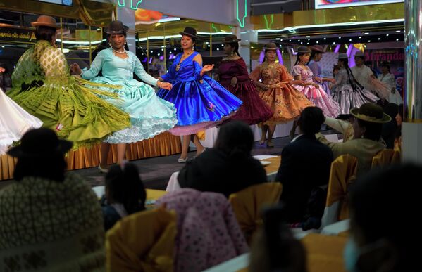 Các phụ nữ dân tộc Aymara giới thiệu tác phẩm của nhà thiết kế địa phương trong buổi trình diễn thời trang Cholita ở El Alto, Bolivia - Sputnik Việt Nam