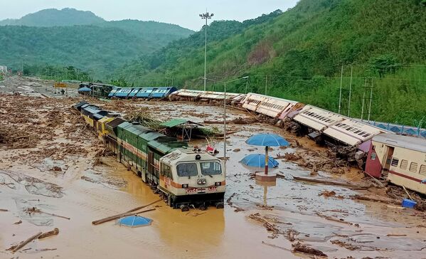 Những toa tàu bị lật nhào do lở đất tại ga đường sắt New Haflong ở đông-bắc bang Assam, Ấn Độ - Sputnik Việt Nam
