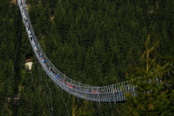 Cầu treo dài nhất thế giới ở khu nghỉ dưỡng vùng núi Dolní Morava, Cộng hòa Séc - Sputnik Việt Nam