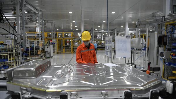 Công nhân lắp ráp ắc quy xe điện tại nhà máy sản xuất xe điện VinFast ở Hải Phòng - Sputnik Việt Nam