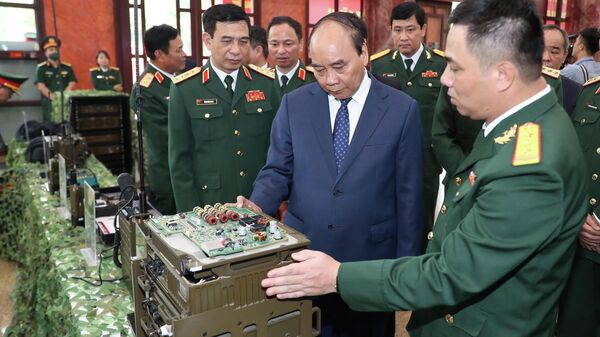 Chủ tịch nước Nguyễn Xuân Phúc tham quan trưng bày sản phẩm khoa học, công nghệ lĩnh vực quân sự, quốc phòng. - Sputnik Việt Nam