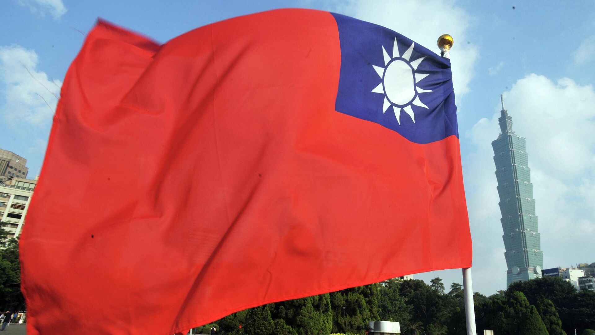 Quốc kỳ Đài Loan trên nền của tòa nhà chọc trời Đài Bắc 101 - Sputnik Việt Nam, 1920, 22.05.2022