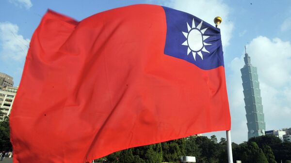 Quốc kỳ Đài Loan trên nền của tòa nhà chọc trời Đài Bắc 101 - Sputnik Việt Nam
