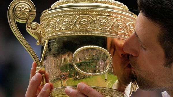 Novak Djokovic của Serbia hôn chiếc cúp sau khi giành chiến thắng trong trận chung kết đơn nam tại Giải vô địch quần vợt Wimbledon ở London - Sputnik Việt Nam