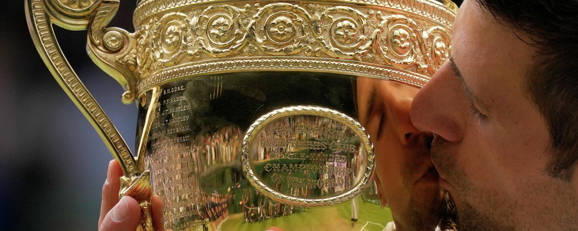 Novak Djokovic của Serbia hôn chiếc cúp sau khi giành chiến thắng trong trận chung kết đơn nam tại Giải vô địch quần vợt Wimbledon ở London - Sputnik Việt Nam, 1920, 22.05.2022
