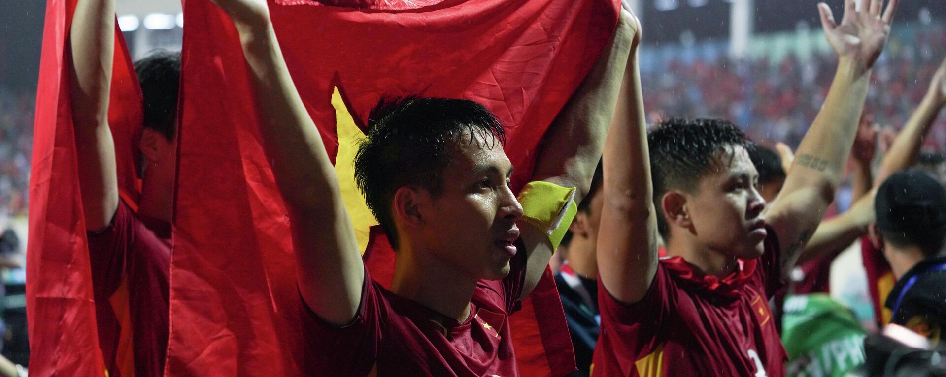 Các cầu thủ Việt Nam ăn mừng chiến thắng trên bục cùng người hâm mộ tại chung kết bóng đá nam SEA Games 31 (Đội trưởng Hùng Dũng và thủ môn Văn Toản) - Sputnik Việt Nam, 1920, 26.08.2022