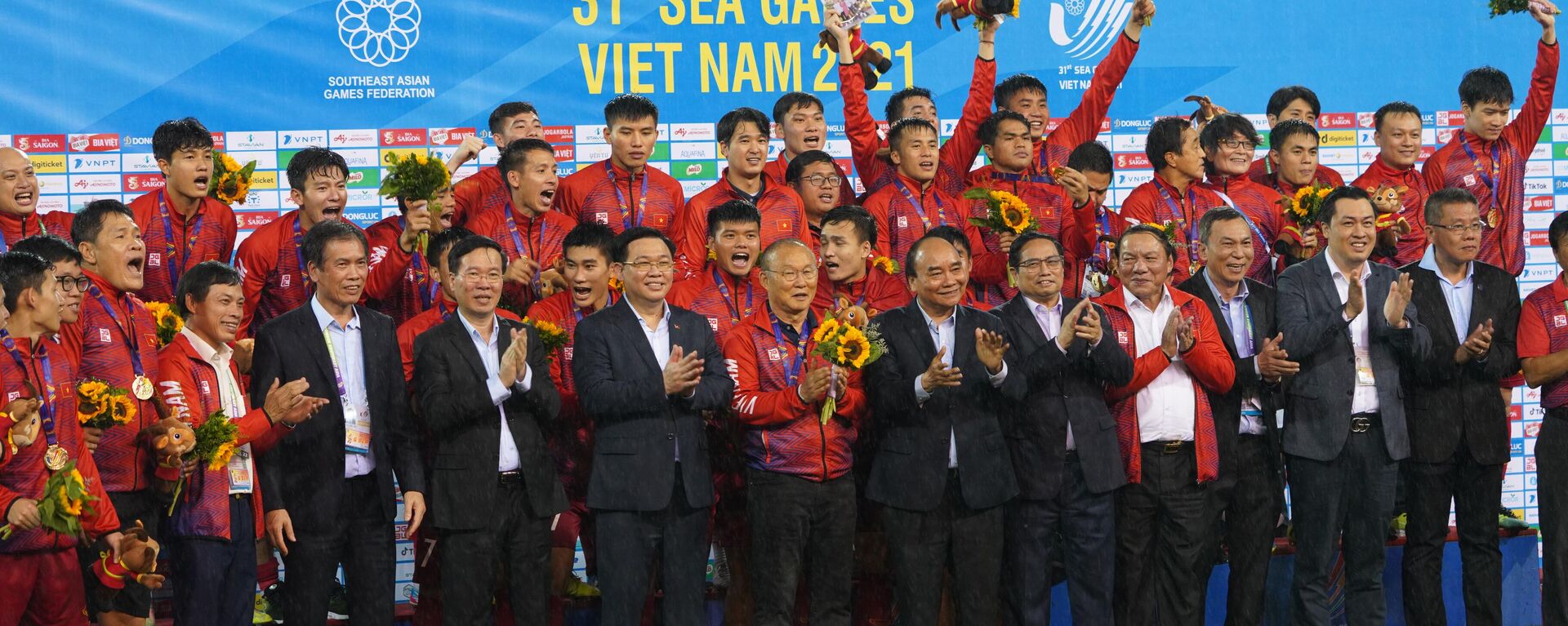 Đội tuyển U23 Việt Nam và các lãnh đạo Đảng, Nhà nước ăn mừng chiến thắng - Sputnik Việt Nam, 1920, 22.05.2022