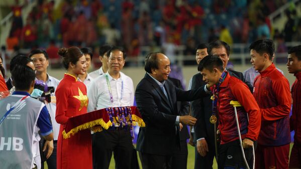 Chủ tịch nước Nguyễn Xuân Phúc trao huy chương vàng cho cầu thủ Việt Nam  - Sputnik Việt Nam