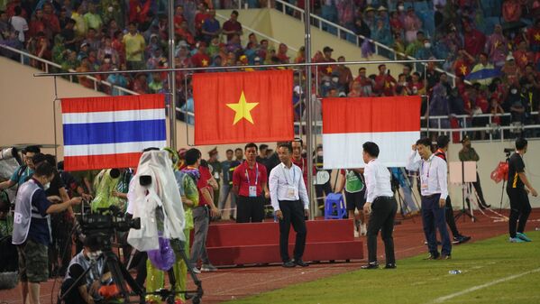 Quốc kỳ của Việt Nam, Thái Lan và Indonesia được kéo lên tại Lễ trao huy chương  - Sputnik Việt Nam