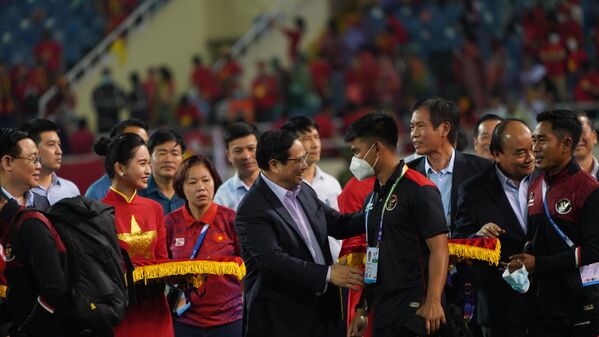 Thủ tướng Phạm Minh Chính trao huy chương đồng cho cầu thủ Indonesia  - Sputnik Việt Nam