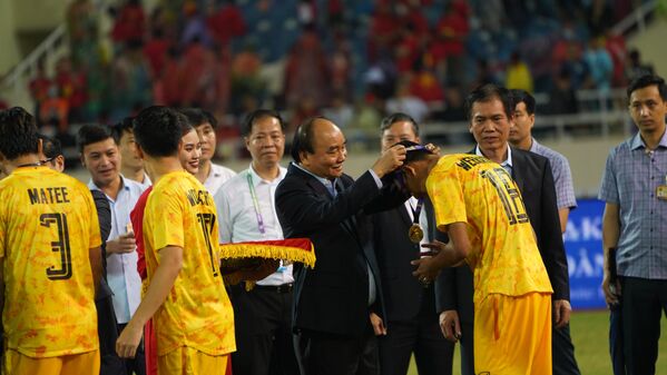 Chủ tịch nước Nguyễn Xuân Phúc trao huy chương bạc cho cầu thủ Thái Lan  - Sputnik Việt Nam