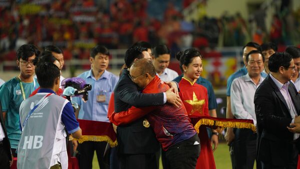 Chủ tịch Quốc hội Vương Đình Huệ ôm chúc mừng HLV Park Hang Seo  - Sputnik Việt Nam