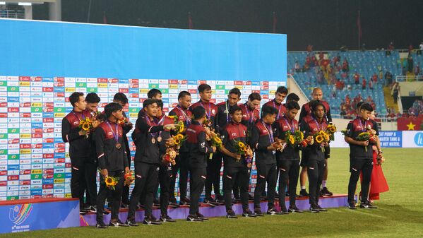 Đội tuyển U23 Indonesia lên lễ đài nhận huy chương đồng  - Sputnik Việt Nam