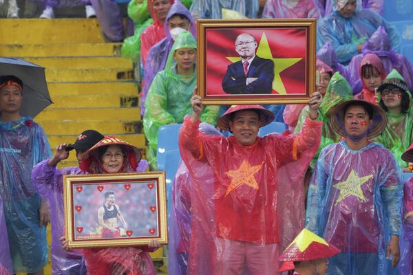 Các cổ động viên Việt Nam giơ cao chân dung HLV Park Hang Seo và tiền đạo Nguyễn Tiến Linh  - Sputnik Việt Nam