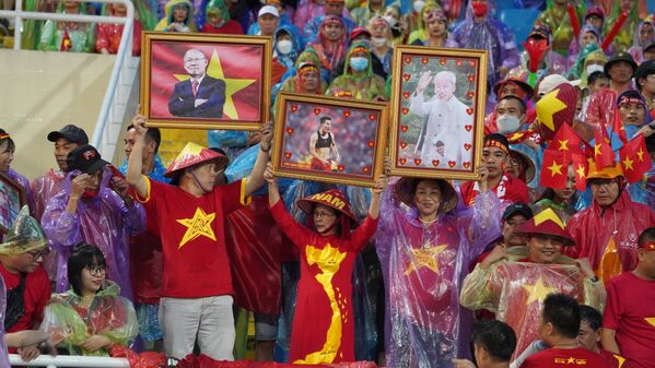 Các cổ động viên Việt Nam giơ cao chân dung HLV Park Hang Seo, tiền đạo Nguyễn Tiến Linh và Bắc Hồ - Sputnik Việt Nam