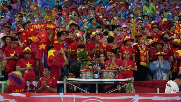 Trước trận đấu, các cổ động viên Việt Nam mang bàn thờ gia tiên đến SVĐ Mỹ Đình để cầu may mắn đến với đội tuyển nước nhà  - Sputnik Việt Nam