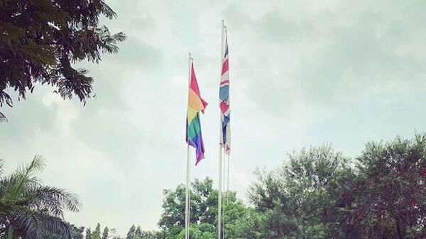 Những lá cờ bên ngoài Đại sứ quán Anh ở Jakarta - Sputnik Việt Nam