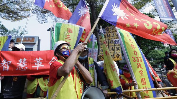 Những người thân Trung Quốc hô khẩu hiệu trong cuộc biểu tình ở Đài Loan - Sputnik Việt Nam