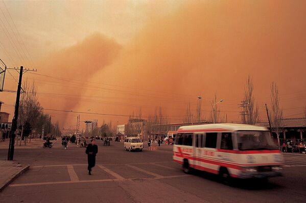 Cơn bão cát (bụi) xảy ra tại Trung Quốc. - Sputnik Việt Nam