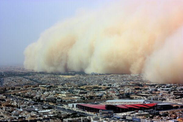 Một cơn bão cát (bụi) sắp xảy ra ở Riyadh, Ả Rập Xê Út. - Sputnik Việt Nam