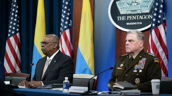 Bộ trưởng Quốc phòng Hoa Kỳ Austin Lloyd tại hội nghị truyền hình của Nhóm liên lạc Lầu Năm Góc về Ukraina - Sputnik Việt Nam