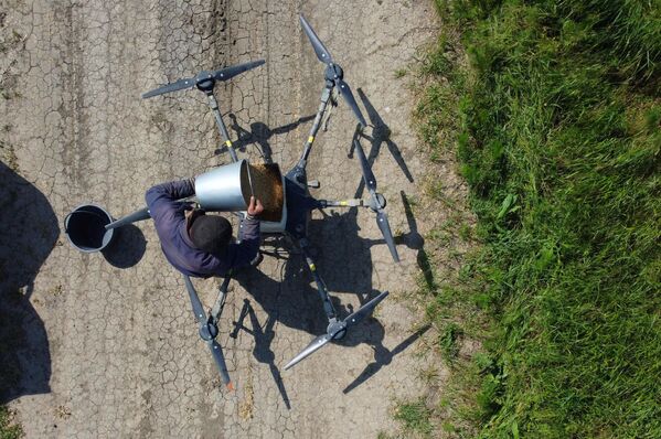 Thử nghiệm độc đáo ở vùng Krasnodar: thực hiện việc gieo lúa bằng cách sử dụng robot bay không người lái có điều khiển. - Sputnik Việt Nam